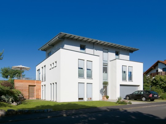 Modernes Wohnhaus mit Rollläden